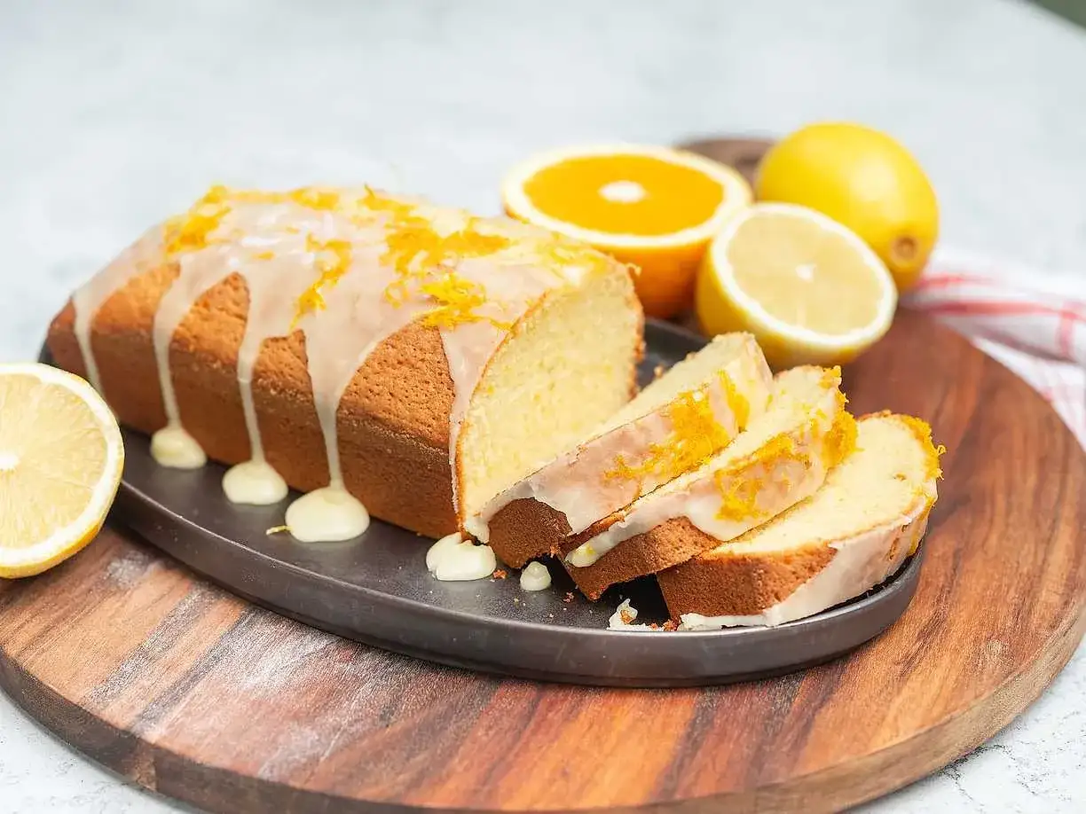 En saftig citronkaka med glasyr och rivet citronskal. Perfekt att baka med citron!