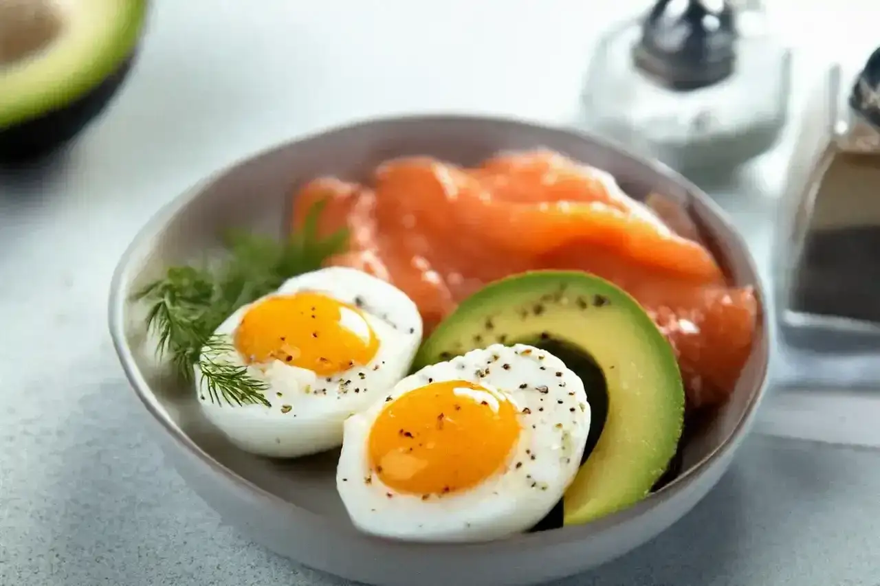 En h&auml;rlig keto diet frukost med &auml;gg, lax och avokado. Perfekt start p&aring; dagen!
