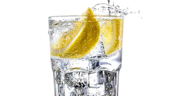 Bubbligt glas med citron och is. Viktigt att dricka mycket vatten när man tar kreatin.