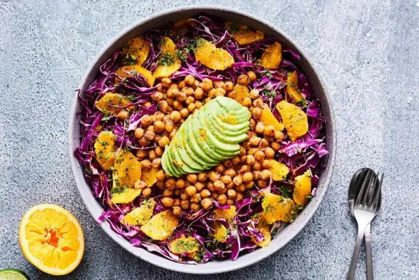 En färgstark kikärtssallad med rödkål, apelsin och avokado. En hälsosam rätt med låga sallad kalorier.