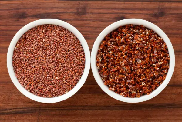 Två skålar med quinoa, en med råa frön och en med kokt. Quinoa är en utmärkt källa till komplexa kolhydrater.