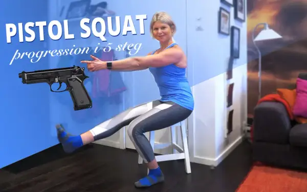 Kvinna utför pistol squat, en övning som bygger starka pistol squat muskler. En pistol är placerad bredvid henne.