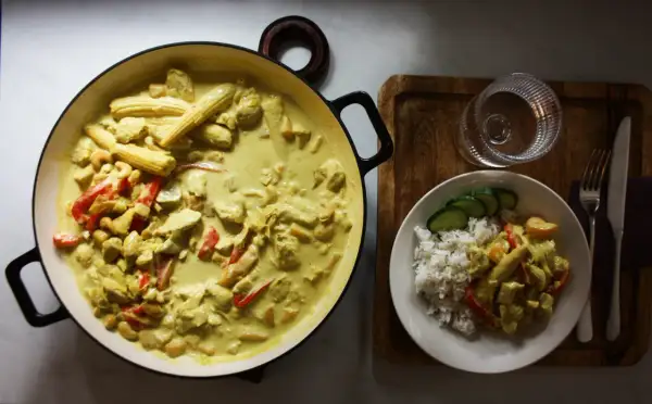 En krämig kycklinggryta med mango chutney, majskolvar och paprika. Serveras med ris och gurka.