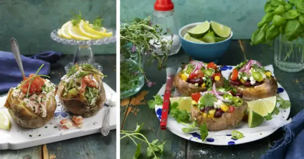 Två olika bakad potatis fyllning: en med lax och rom, den andra med räkor och avokado. På andra sidan syns bakad potatis med bönor, majs och grönsaker.