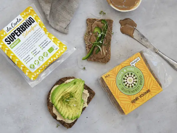 Da Carla Superbröd med solrosfrön, glutenfritt och ekologiskt. Två bitar bröd med avokado och en med grönsaker, redo att avnjutas.