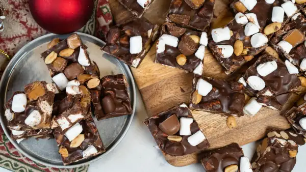 En hög med klassisk rocky road-godis med marshmallows, nötter och chokladbitar.