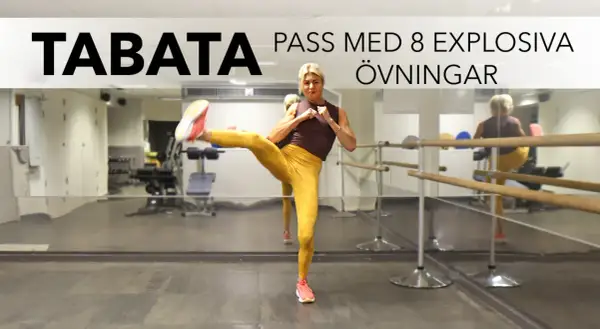 Kvinna utför ett högt spark i ett gym, redo för ett explosivt tabata pass.