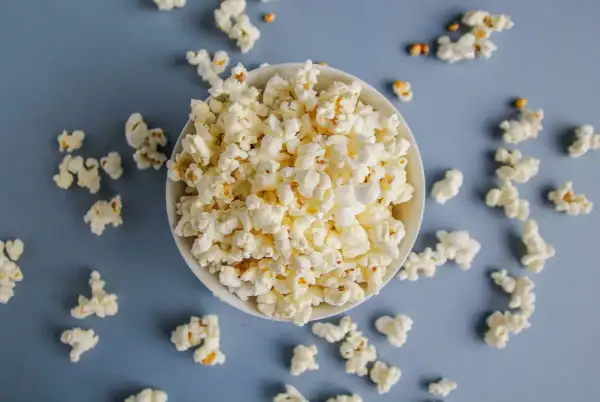 En skål med popcorn, perfekt för filmkvällen. Tänk på popcorn kalorier om du äter för mycket!