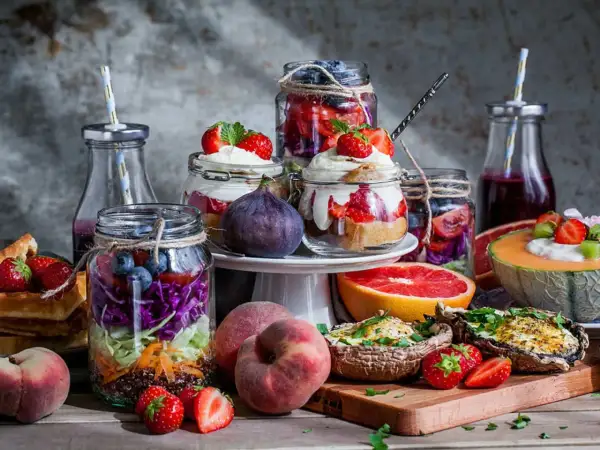 En härlig brunch meny med färgglada burksallader, fyllda champinjoner, frukt och desserter i glas.