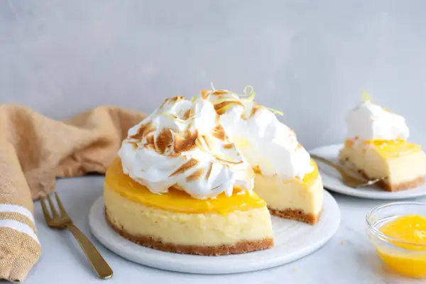 En krämig citronmarängtårta, perfekt att baka med citron. Toppad med fluffig maräng och citronskal.