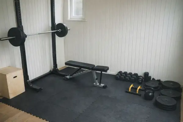 Hemmagym med skivstångsställning, bänk, hantlar, kettlebells och box. Ett komplett gym schema för träning hemma.