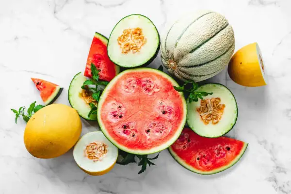 En melon sorter har valt ut dessa saftiga meloner och vattenmeloner, uppskurna och dekorerade med mynta.