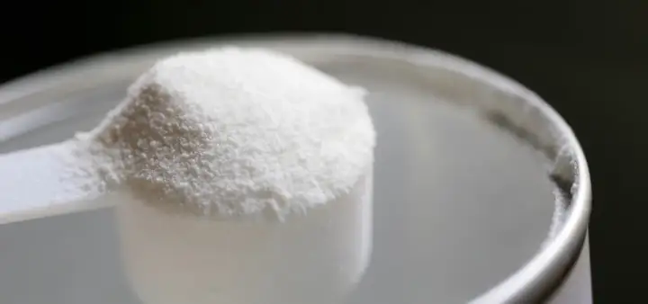 En skopa vitt pulver, troligen l-glutamin, som kan ge biverkningar.